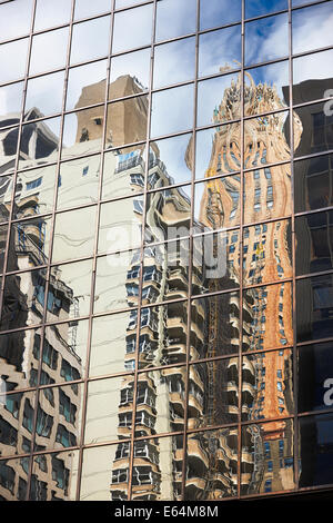 Reflexionen von Wolkenkratzern. Manhattan, New York, USA. Stockfoto