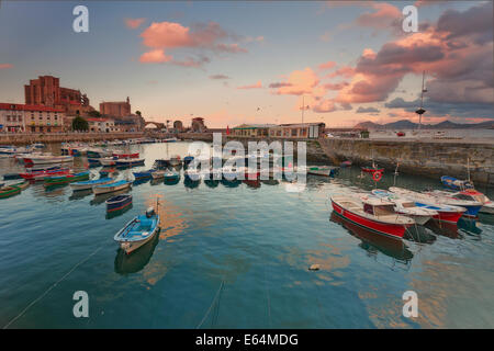 Alte Fischer Hafen von Castro Urdiales.Cantabria.Spain. Stockfoto