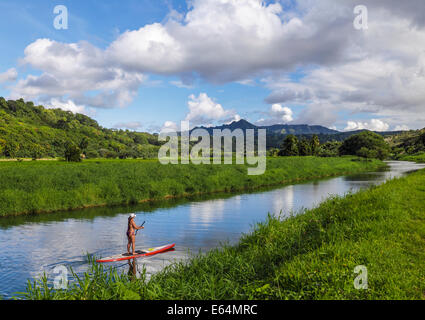 Frau auf SUP in Hanalei River auf Kauai Stockfoto