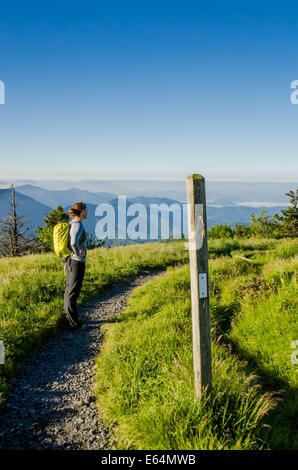 Eine weibliche Wanderer stoppt, um den atemberaubenden Ridge Blick auf Runde Glatze in Tennessee Stockfoto