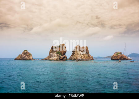 Felsen der Indianer ragen aus der Karibik in den British Virgin Islands Stockfoto