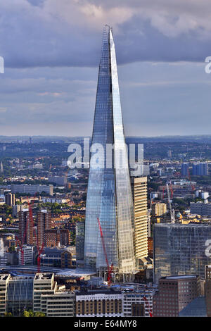 Gesamtansicht der Gebäude die Skyline der Stadt und die Scherbe in der Abenddämmerung in London, England Stockfoto