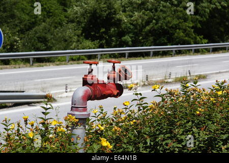 Auf der Schnellstraße in der Nähe von Tankstelle Red Fire hydrant Stockfoto