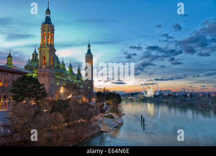 Basilika "El Pilar" über den Fluss Ebro. Abenddämmerung Blick. Zaragoza, Spanien. Stockfoto