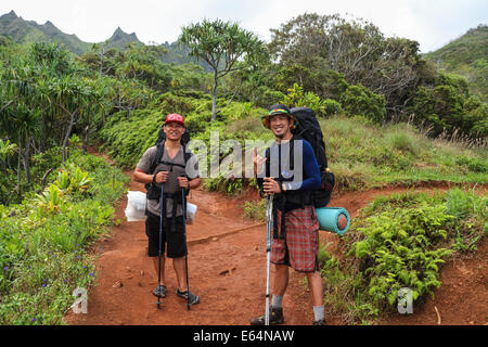 Rucksacktouristen auf dem Kalalau Trail auf Kauai Stockfoto