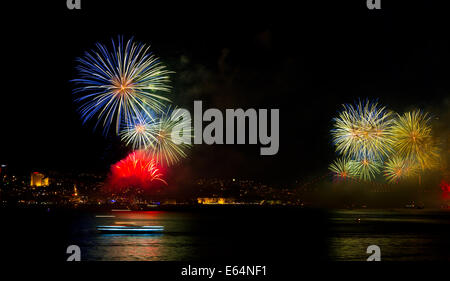 Feuerwerk über dem Bosporus während der türkischen Republik Day Feierlichkeiten am 29. Oktober 2012 in Istanbul, Stockfoto