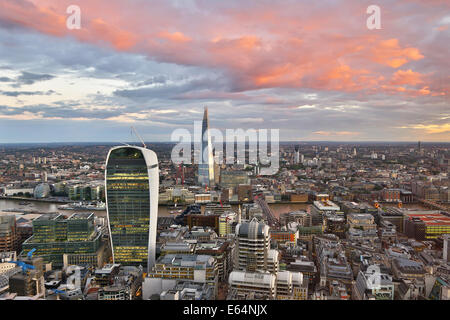 Gesamtansicht der Gebäude die Skyline der Stadt in der Abenddämmerung in London, England Stockfoto