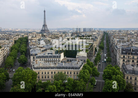 Den Eiffelturm gesehen vom Arc de Triomphe in Paris, Frankreich Stockfoto