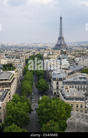 Den Eiffelturm gesehen vom Arc de Triomphe in Paris, Frankreich Stockfoto