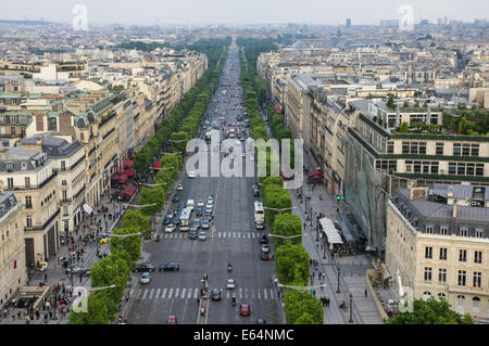 Ein Blick auf die Avenue des Champs Elysees vom Arc de Triomphe in Paris, Frankreich Stockfoto