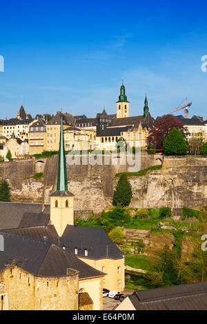 Luxemburg-Blick vom höchsten Punkt auf Stadtmauer Stockfoto