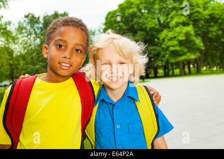 Porträt von zwei jungen umarmt auf Schultern Stockfoto