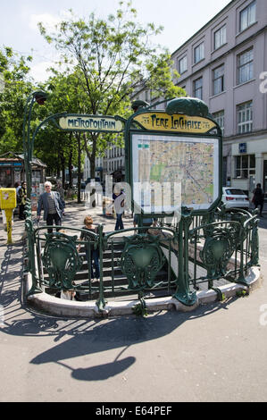 Pere Lachaise u-Bahn Eingang in Paris, Frankreich Stockfoto