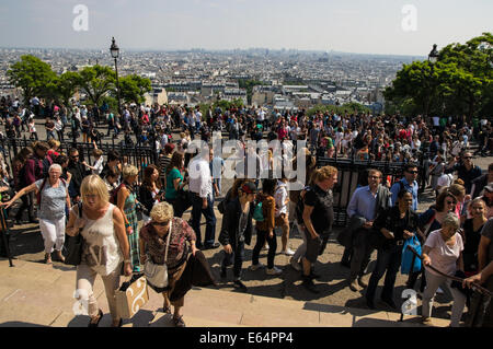 Touristen an der Sacred Heart Basilica von Montmartre [Basilique du Sacré-Coeur de Montmartre] Paris, Frankreich Stockfoto