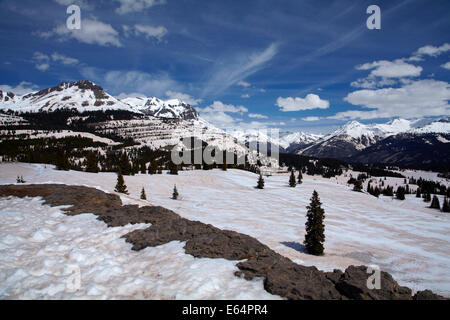 Verschneite Aussicht auf San-Juan-Gebirge von Molas Passhöhe (10.910 ft/3325 m), US 550, San Juan Skyway, Colorado, USA Stockfoto