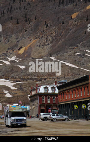 RV, alte Gebäude, und Schmutz Straßen im historischen Minenstadt Silverton, San Juan, Berge, Colorado, USA Stockfoto