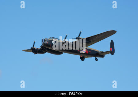 Avro Lancaster FM213 des Canadian Warplane Heritage über RAF Coningsby Stockfoto