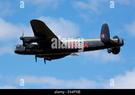 Avro Lancaster FM213 des Canadian Warplane Heritage über RAF Coningsby Stockfoto