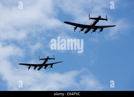 Zwei Avro Lancasters PA474 & FM213 von BBMF in Bildung 2014 Stockfoto