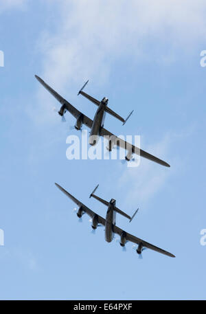 Zwei Avro Lancasters PA474 & FM213 von BBMF in Bildung 2014 Stockfoto