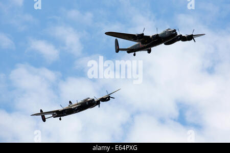 Zwei Avro Lancasters PA474 & FM213 von BBMF in Bildung 2014 Stockfoto