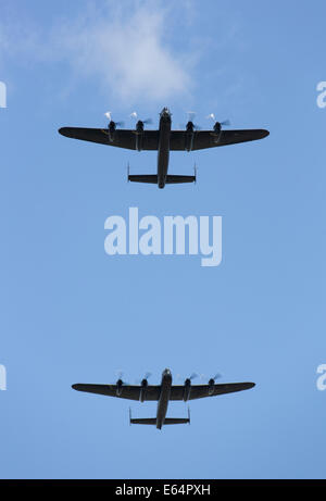 Zwei Avro Lancasters PA474 & FM213 von BBMF in Bildung 2014 Stockfoto