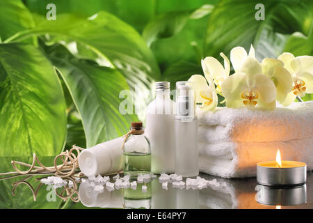 Spa-Stillleben mit Parfümflaschen, Handtuch und Kerze Stockfoto