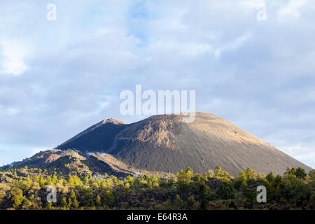 Der Vulkan Paricutín bei Sonnenaufgang in Michoacan, Mexiko. Stockfoto