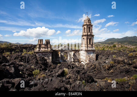 Die Türme des Tempels sind alle, die des Dorfes von Lava aus dem Vulkan Paricutín, Michoacan, Mexiko abgedeckt bleiben. Stockfoto