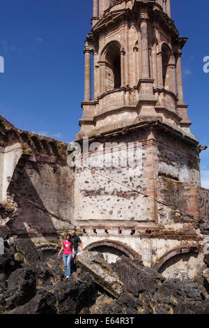 Ein paar Spaziergänge auf dem Lavafelsen in der Nähe von den Tempelruinen von der Vulkan Paricutín in Michoacan, Mexiko. Stockfoto