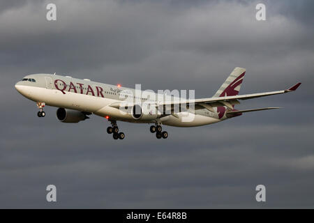 Qatar Airways Airbus A330-300 nähert sich Start-und Landebahn 23R am Flughafen Manchester. Stockfoto