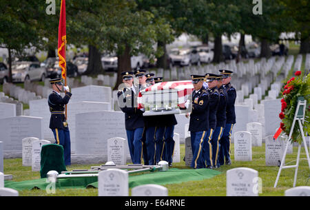 Washington, USA. 14. August 2014. Der Sarg von US Armee Generalmajor Harold Greene wird während einer Beerdigung im Abschnitt 60 des Arlington National Cemetery, außerhalb Washington, DC, USA, 14. August 2014 begleitet. Greene wurde von einem Amokläufer in afghanischen Armee uniform auf 5. August getötet. Er war den meisten Beamter US Militär in der Tätigkeit im Ausland seit dem Krieg in Vietnam getötet. Bildnachweis: Yin Bogu/Xinhua/Alamy Live-Nachrichten Stockfoto