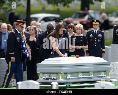 Washington, USA. 14. August 2014. Amelia Greene präsentiert eine Blume auf dem Sarg ihres Vaters US Armee Generalmajor Harold Greene, während einer Beerdigung im Abschnitt 60 des Arlington National Cemetery, außerhalb Washington, DC, USA, 14. August 2014. Greene wurde von einem Amokläufer in afghanischen Armee uniform auf 5. August getötet. Er war den meisten Beamter US Militär in der Tätigkeit im Ausland seit dem Krieg in Vietnam getötet. Bildnachweis: Yin Bogu/Xinhua/Alamy Live-Nachrichten Stockfoto