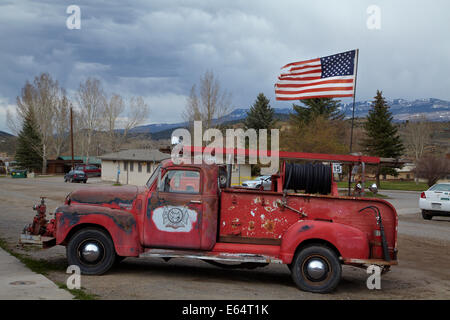 Alten Chevrolet Feuer LKW, und amerikanische Flagge, Ridgeway, San Juan Mountains, Colorado, USA Stockfoto