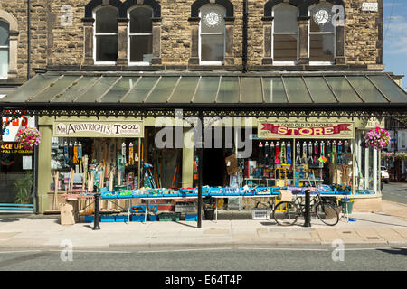 Eine helle und farbenfrohe Werkzeug und Hardware Ladenfront in der Spa Harrogate in North Yorkshire, England. Stockfoto