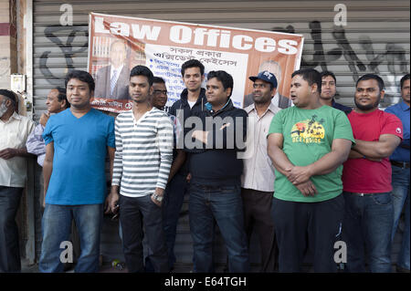 Männer am Strassenfest in "Little Bangladesch" in Brooklyn in New York, 2014. Stockfoto