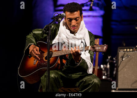 Turin, Italien. 14. August 2014. Omara Moctar aka Bombino, Gitarristen und Singer-Songwriter aus dem Niger, tritt während der Nacht-Safari-Festival im Biopark Zoom in Cumiana, Turin. Bildnachweis: Andrea Kätzchen/Pacific Press/Alamy Live-Nachrichten Stockfoto