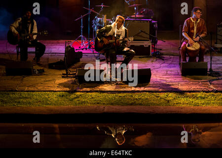 Turin, Italien. 14. August 2014. Omara Moctar aka Bombino, Gitarristen und Singer-Songwriter aus dem Niger, tritt während der Nacht-Safari-Festival im Biopark Zoom in Cumiana, Turin. Bildnachweis: Andrea Kätzchen/Pacific Press/Alamy Live-Nachrichten Stockfoto