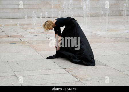 Frau im schwarzen Kleid Stockfoto