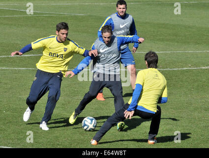 Buenos Aires, Argentinien. 14. August 2014. Boca Juniors'players nehmen Teil an einer Schulung in Buenos Aires, Argentinien am 14. August 2014. © Enrique Cabrera/TELAM/Xinhua/Alamy Live-Nachrichten Stockfoto