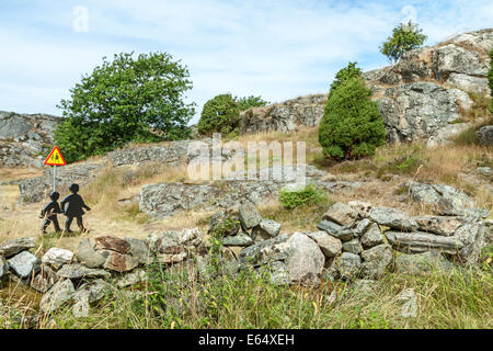 Zeitgenössische Kunst auf die sanfte Hügellandschaft der alte Begräbnisstätte der Eisenzeit in Pilane Heritage Museum, Schweden. Stockfoto