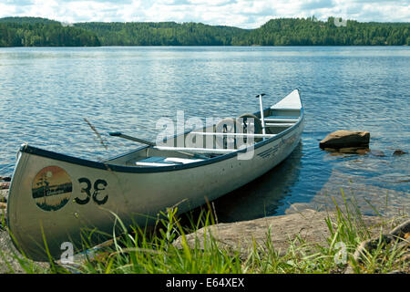 Kanufahren auf Övre Glas, ein schöner See in Gla Forest Nature Reserve, Glaskogen, Lenunghammar, westlichen Värmland, Schweden. Stockfoto