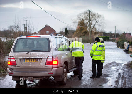 Eine Autofahrer wird empfohlen, nicht zu versuchen, auf der Somerset Levels UK Hochwasser im Dorf Moorlandschaften durchqueren Stockfoto