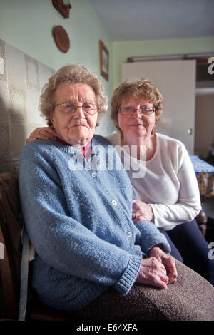 Überschwemmungen auf der Somerset Ebene im Moor - achtzig neun Jahre alten Joan Lang Goddards Farm mit ihrer Tochter Margaret Lock wh Stockfoto