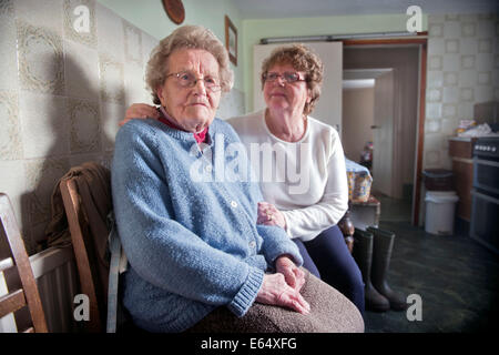 Überschwemmungen auf der Somerset Ebene im Moor - achtzig neun Jahre alten Joan Lang Goddards Farm mit ihrer Tochter Margaret Lock wh Stockfoto