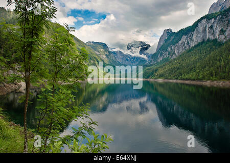 Blick auf den Gosauer See und die umliegenden Berge. Salzkammergut, Österreich. Stockfoto