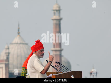 Neu-Delhi, Indien. 15. August 2014. Der indische Premierminister Narendra Modi hält eine Rede auf einer Feier der 68. Unabhängigkeitstag am Roten Fort in Neu-Delhi, Indien, 15. August 2014. Indische Premierminister Narendra Modi adressierte Freitag die Nation anlässlich der Unabhängigkeitstag, Einlegung einer Beschwerde in der Welt "zu kommen und hier herzustellen". Bildnachweis: Partha Sarkar/Xinhua/Alamy Live-Nachrichten Stockfoto