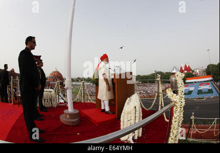 Neu-Delhi, Indien. 15. August 2014. Der indische Premierminister Narendra Modi hält eine Rede auf einer Feier der 68. Unabhängigkeitstag am Roten Fort in Neu-Delhi, Indien, 15. August 2014. Indische Premierminister Narendra Modi adressierte Freitag die Nation anlässlich der Unabhängigkeitstag, Einlegung einer Beschwerde in der Welt "zu kommen und hier herzustellen". Bildnachweis: Partha Sarkar/Xinhua/Alamy Live-Nachrichten Stockfoto