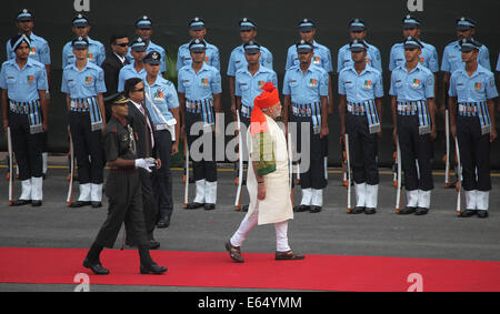 Neu-Delhi, Indien. 15. August 2014. Der indische Premierminister Narendra Modi inspiziert Ehrenwache, als er auf das Rote Fort, die Kennzeichnung der 68. Unabhängigkeitstag in Neu-Delhi, Indien, 15. August 2014 kommt. Indische Premierminister Narendra Modi adressierte Freitag die Nation anlässlich der Unabhängigkeitstag, Einlegung einer Beschwerde in der Welt "zu kommen und hier herzustellen". Bildnachweis: Partha Sarkar/Xinhua/Alamy Live-Nachrichten Stockfoto
