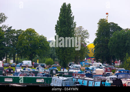 Northampton, UK. 15. August 2014. Die 25. Northampton Ballon-Festival. Die sechste statt im Billing Aquadrome. Der erste Flug am Morgen der dreitägigen Veranstaltung. Mit niedrigen Wolken und dampish Wetter kämpften die Ballonfahrer, die Bäume und gewinnen an Höhe. Bildnachweis: Keith J Smith. / Alamy Live News Stockfoto